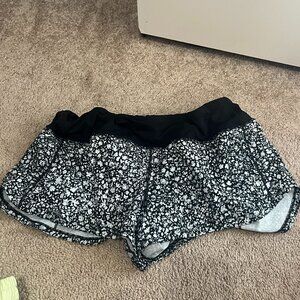 Lululemon Hotty Hot Low-Rise Lined Short 2.5" Size 8.  black and white flower